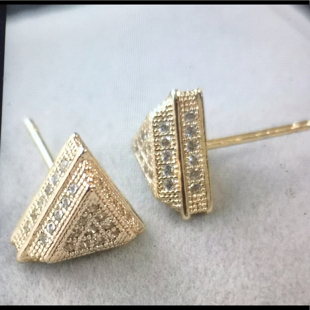Unisex icy earrings with simulated diamonds